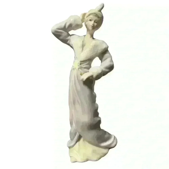 Pretty porcelain lady statuette - Picture 1 of 8